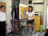 自転車発電体験中!